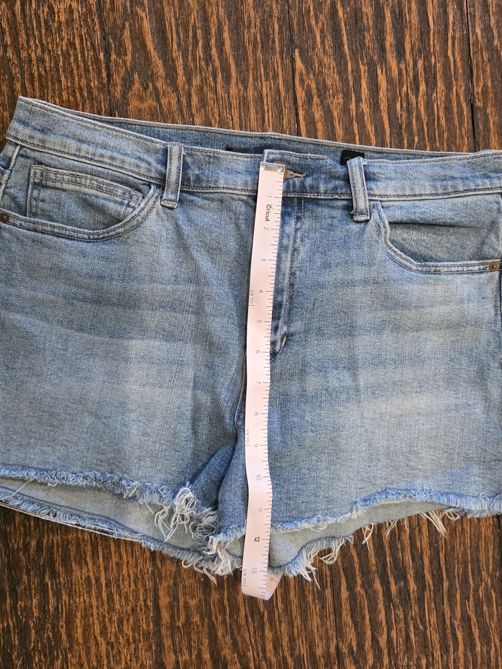 SP Black Women's Light Wash Distressed Raw Hem Denim Shorts Sz 12 Casual Summer - Picture 4 of 4